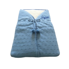 gigoteuse bébé en tricot couleur bleu avec ponpons gigoteuse bébé en tricot couleur bleu avec ponpons