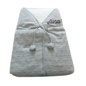 Gigoteuse bébé en tricot couleur gris avec ponpons Gigoteuse bébé en tricot couleur gris avec ponpons