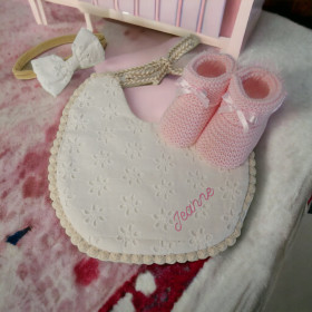 Bavoir broderie anglaise avec serre tête petit noeud et chaussons personnalisé Bavoir broderie anglaise avec serre tête petit noeud et chaussons