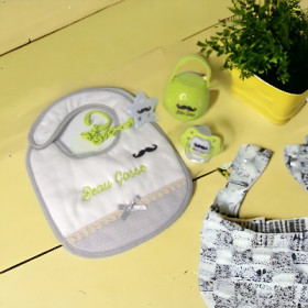 Coffret Bavoir message beau gosse & accessoires verts anis Coffret Bavoir message beau gosse & accessoires verts anis