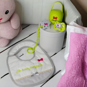 Coffret Bavoir message je suis parfaite & accessoires verts anis Coffret Bavoir message je suis parfaite & accessoires verts anis - Chaussons et Petits Pas