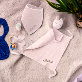 Coffret doudou avec bandana et hochet en mousseline personnalisé Coffret doudou avec bandana