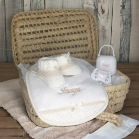 Coffret bavoir naissance avec chaussons personnalisé Coffret naissance avec bavoir et chaussons personnalisés - Chaussons et Petits Pas