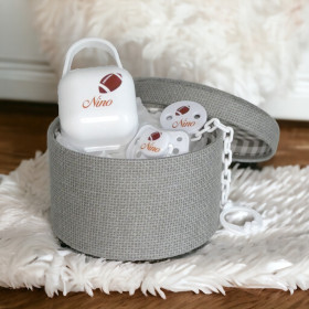 Coffret naissance sucette blanche motif ballon de rugby & attache tétine clip Coffret Tétine Rugby et Attache Tétine Personnalisés