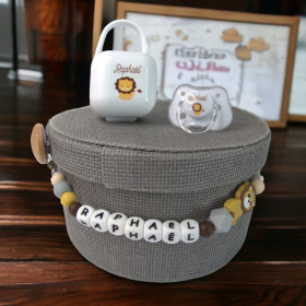 Coffret sucette blanche attache sucette silicone motif lion Coffret Tétine Lion et Attache Tétine Silicone Personnalisés