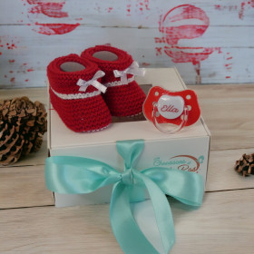 Coffret naissance chaussons rouges et sucette personnalisée Coffret Naissance Personnalisé Chaussons Rouges