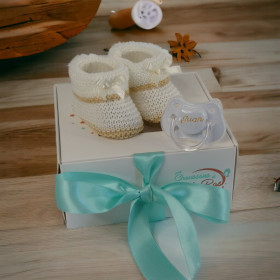 Coffret naissance chaussons beiges et sucette personnalisée Coffret Naissance Personnalisé Chaussons Beiges