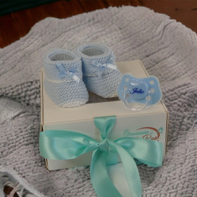 Coffret naissance chaussons bleus et sucette personnalisée Coffret Naissance Personnalisé Chaussons Bleus