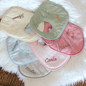Bavoir points blancs et  petit noeuds rose brodé  0- 5 mois personnalisé Bavoir points blancs et  petit noeuds rose brodé  0- 5 mois personnalisé