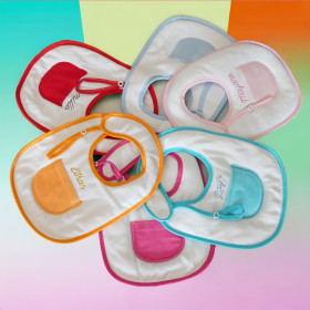 Bavoir poche et attache sucette intégré brodé  0- 5 mois Bavoir poche et attache sucette intégré brodé 0- 5 mois personnalisé