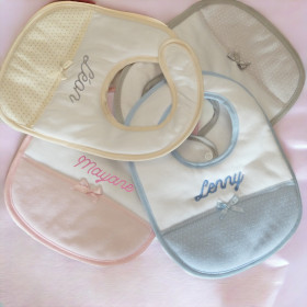 Bavoir petit noeud brodé  0- 4 mois Bavoir Pour Bébé Personnalisable - Chaussons et Petits Pas