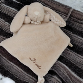 Doudou plat lapin à poils courts ersonnalisé doudou lapin poils courts beige