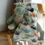 peluche dinausore vert et son plaid