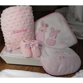 Panier naissance caresse couverture et cape de bain lapins personnalisé panier caresse rose