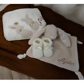 Coffret cape de bain et doudou motif lapin poils ras cape de bain et doudou lapin beige